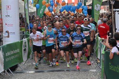 Los geht es: Um 18 Uhr fiel der Startschuss zum Firmenlauf 2024 in Chemnitz. Über 10.000 Läufer und Läuferinnen machten sich auf den Weg.