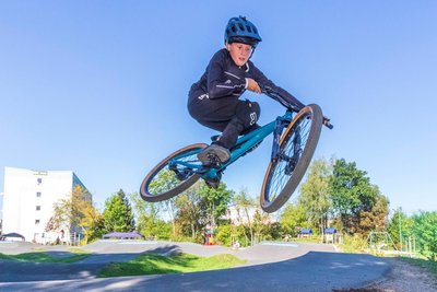 Und auch Timo Sintermann aus Beierfeld hat sein Rad perfekt im Griff und demonstrierte waghalsige Sprünge.
