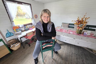 Yvonne Smolla vom Verein Bergen 1328 in der Bushaltestelle des Ortes. Der Haltepunkt ist Anlaufpunkt für Wanderer sowie Treffpunkt für Kinder mit deren Familien.