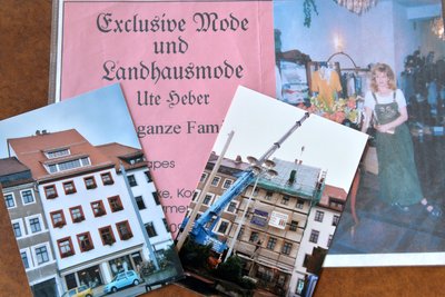 Das Gebäude am Freiberger Obermarkt 13 einst und heute. Das Foto rechts im Hintergrund zeigt Ute Heber zur Eröffnung des Geschäfts am 1. März 1997.
