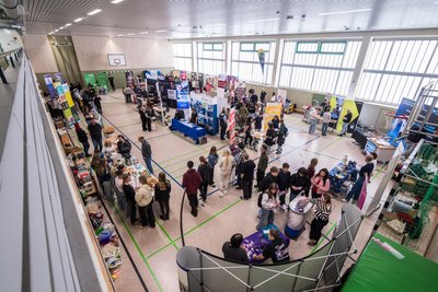 Blick auf die Stände der Berufsorientierungsmesse in der Turnhalle der Lugauer Oberschule.