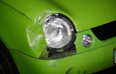 Auch zwei andere Pkw wurden bei dem Unfall beschädigt, unter anderem dieser VW.