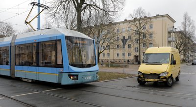 An der Kreuzung Annenstraße/Brauhausstraße stieß die Straßenbahn mit einem Kleintransporter zusammen.