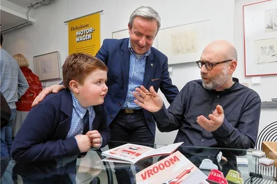Julius mit seinem Vater Jan Gerbeth als Vater und Sohn bei der Signierung ihres Comics in der Galerie durch Comiczeichner Ulf K (rechts). 