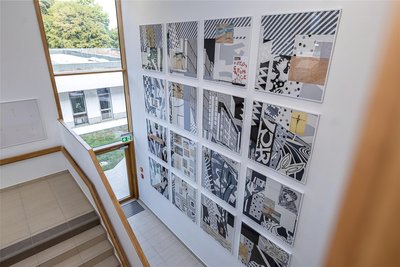 Eine Wand im Treppenhaus des Hauses B 22 wurde gestaltet mit 16 Collagen der Künstlerin Eva-Maria Wilde. Integriert sind künstlerische Arbeiten von Psychiatrie-Patienten.