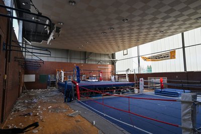 Blick in die beschädigte Boxhalle im Sportforum: Der Boxring ist ausgebaut, die Sportler sind in die Spielhalle umgezogen. Wann sie wieder zurückkommen können, ist unklar. 