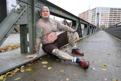 Der Fotograf lichtete das Tattoo-Model Riccardo auch auf der Paradiesbrücke in Zwickau ab.