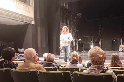 Theaterpädagogin Asia Schreiter führte die Gäste hinter die Kulissen.