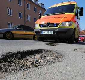 Auf der Virchowstraße, Zufahrtsstraße zum Kreiskrankenhaus, müssen die Fahrzeuglenker Slalom fahren. (