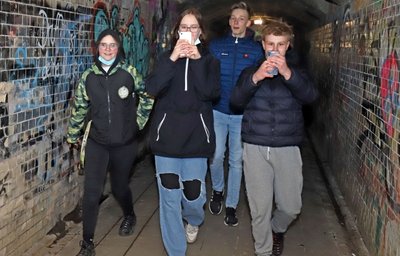 Selbst ein ewig erscheinender Weg durch eine Unterführung kann jede Menge Motive bereithalten. Die Schüler lassen sich nichts entgehen.