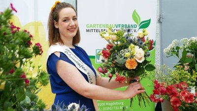 Johanna Griem, die Deutsche Blumenfee 2021/2022, war mit vor Ort und band drei Sträuße, die verdienstvolle Bürger von Drebach erhalten sollen.