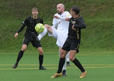 Maurice Mendrala (weißes Trikot) und die SG Neukirchen mussten sich dem SV Auerhammer mit 1:3 geschlagen geben. 