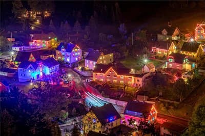 Die abendliche Illumination des Bergdorfes Pobershau lockt während des Bergfestes tausende Schaulustige an.