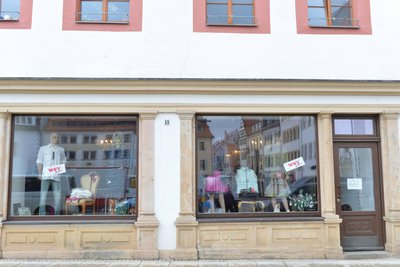 Das Geschäft von Ute Heber am Freiberger Obermarkt. Vielen Passanten bleiben auch die Katzen im Schaufenster in Erinnerung, die dort mitunter schlummerten.