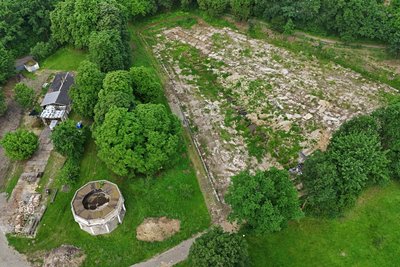 Das alte Lichtensteiner Stadtbad aus der Luft, vorne links der Pavillon: Bis zum Start des Umbaus zum Naturbad dauert es immer noch eine Weile. Zunächst muss Baurecht hergestellt werden.