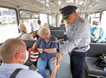 Gut besucht war der Bergstadtexpress vergangenes Wochenende. Mario Elsner kontrolliert die Fahrkarten, bevor der Zug nach Brand-Erbisdorf losfährt. 