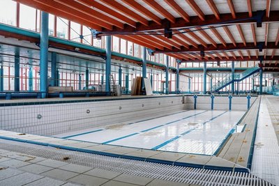 Erzgebirgsbad Thalheim: Erzgebirgsbad Thalheim: Während es bei den Außenanlagen Schritt für Schritt mit den Planungen vorangeht, stehen hinter dem großen Spaßbadkomplex nun noch mehr Fragezeichen. 