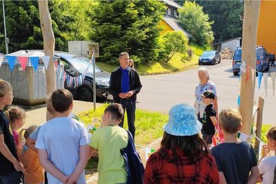 Michael Funke weihte als Bürgermeister der Gemeinde Rechenberg-Bienenmühle den neuen Dorfkern ein.