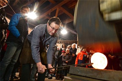 Am Ostermontag findet nachmittags Schauschmieden im Freibergsdorfer Hammer, Hammerweg 4, statt. Vorgeführt werden die Funktion des oberschlächtigen Wasserrades, das Schmiedefeuer und die Schwanzhammeranlage mit ihrem mittleren Hammer. Die beiden Wasserräder werden vom anliegenden Hammerteich mit Wasser angetrieben. Im Bild Volker Niese am mittleren, 200-Kilogramm-Schwanzhammer.