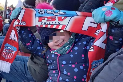 Ein Junge hat bei einem Spiel des FSV Zwickau seinen Fan-Schal verloren – samt Spieler-Unterschriften, die darauf waren. Das Bild seiner Schwester wurde auf Wunsch der Familie gepixelt.