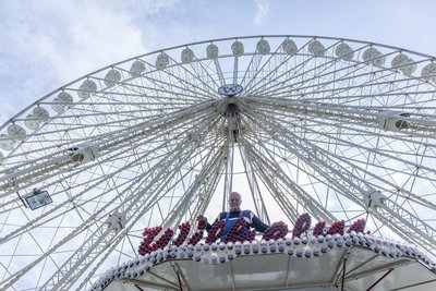 Am Donnerstag war der TÜV vor Ort und nahm die Geräte ab. Im Bild: Klaus Wilhelm am Riesenrad.