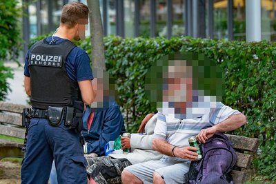 Verstöße gegen das Verbot von Glasflaschen und Alkohol, wie hier am Wall, beschäftigen den Stadtordnungsdienst Tag für Tag,