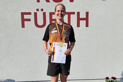 Lisa Stephan mit ihrer Goldmedaille im Einzelwettbewerb und der Siegerurkunde.