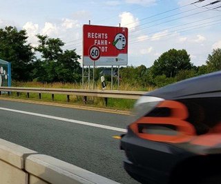 Das Verkehrszeichen, das auf der Autobahn A72 kurz nach der Auffahrt Chemnitz-Süd in Richtung Rottluff bei Autofahrern für Irritationen gesorgt hatte, ist kurzfristig verrückt worden.