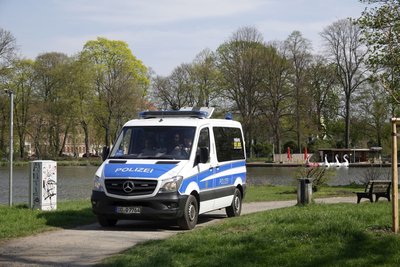 Am Schloßteich kontrollierte die Polizei am Wochenende auf mögliche Verstöße gegen die Corona-Regeln. Trotz schönem Wetters waren dort aber nur wenig Menschen unterwegs.
