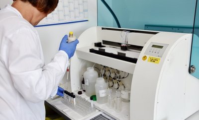Borreliennachweise laufen in geschlossenen Systemen ab. Bärbel Wetzel vom Zentrum für Diagnostik in Chemnitz bestückt das Gerät.