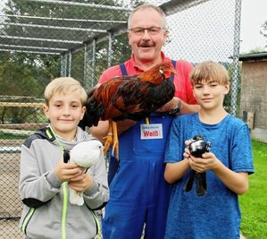 Hoffen auf eine erfolgreiche Schauen-Saison: Uwe Weiß teilt die Geflügelzüchter-Leidenschaft mit seinen Enkelkindern. Max (9) züchtet Voorburger Schildkröpfer und Ian (11) Brünner Kröpfer.