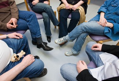 Soziale Dynamiken entstehen oft automatisch. Deshalb kann die Psychotherapie in der Gruppe auch Herausforderungen mit sich bringen.