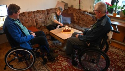 Weihnachten wird bei den beiden Brüdern Frank (links, hier mit Ehefrau Kerstin) und Gunther Liebers traditionell in Familie gefeiert. Doch nach Unfall und Operationen sind die beiden auf den Rollstuhl angewiesen. 