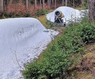 Auch an der Loipe liegen Haufen mit Kunstschnee. 