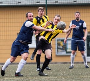 Zerfahrene Partie mit vielen Zweikämpfen: Hier streiten sich der Freiberger Paul Berger (l.) und Anton Ristau vom SC Altmittweida um den Ball. Am Ende nahm der Aufsteiger die drei Punkte mit. 