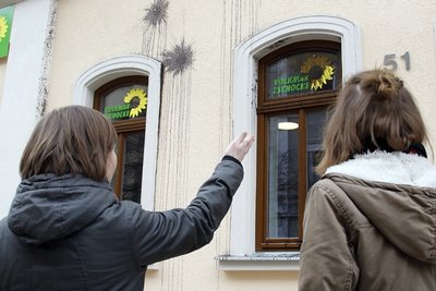 Auf das Parteibüro der Grünen am Brühl sind in der Nacht Farbkugeln geworfen worden.
