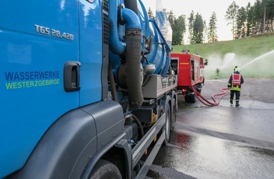 Bei einer gemeinsamen Übung in Johanngeorgenstadt haben die Wasserwerke Westerzgebirge die Feuerwehren Johanngeorgenstadt und Albernau mit Wasser aus drei Saugwagen unterstützt. 