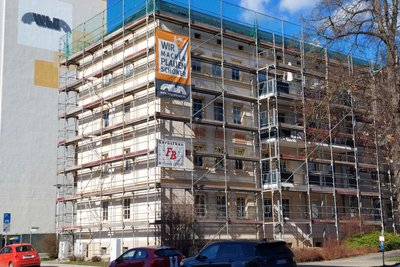 Blick auf den Albertplatz 10/11. Beide WBG-Häuser werden in den nächsten Monaten saniert.