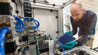 Prozesstechniker Thomas Kranke prüft bei 3D Micromac die Qualität einer Maschine vor der Auslieferung an den Kunden. 