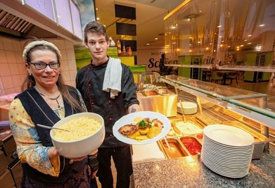 Mitarbeiterin Michéle Weiß und Koch Moritz Geyer vom Hotelteam bieten täglich wechselnde Gerichte zwischen fünf und sieben Euro im Erdgeschoss der Kolonnaden an. 