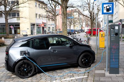 Der 2013 vorgestellte BMW i3 sah sehr nach Elektroauto, aber nur bedingt nach BMW aus. (Archivbild)