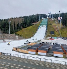 Weißes Band mit derzeit grünen Flecken: Die Vogtland-Arena wird ab Sonntag mit Kunstschnee präpariert.
