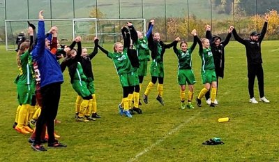Da darf gejubelt werden: Das Mädchenteam der SpG Neustadt/Jößnitz schlägt sich in seiner Premierensaison bisher bärenstark. Bei gutem Zulauf will man über eine Ausweitung des Projekts nachdenken. 