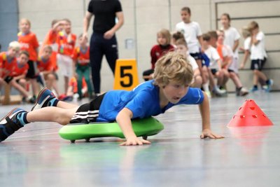 Unter anderem auf Rollbrettern haben Kinder aus 18 Schulen ihre sportlichen Fähigkeiten unter Beweis gestellt.