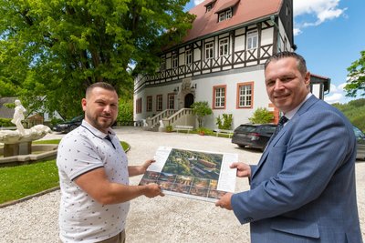 Schlossherr Nick Dietrich hat bereits Landrat Rico Anton (v. l.) in seine Pläne für Schloss Rauenstein in Lengefeld eingeweiht.
