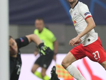             Konrad Laimer (M) glich für RB kurz nach dem Seitenwechsel aus.