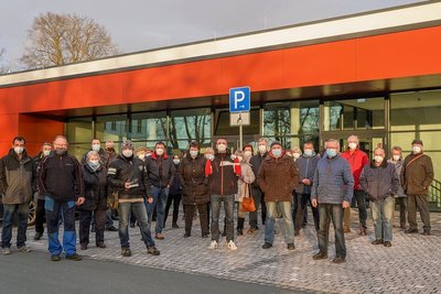 Als der Stadtrat das Thema Garagenmiete bei seiner März-Sitzung in der Schloss-Arena behandelt hat, haben davor Bürger protestiert. Foto: David Rötzschke 