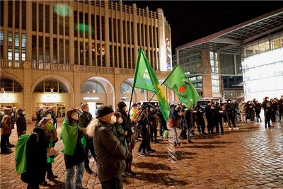 Den Coronaprotestlern stellten sich vielerorts wie hier in Chemnitz Menschen entgegen. 