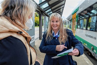 Immer ein freundliches Wort und einen nützlichen Ratschlag hat Evelyn Vogt. Die Rodewischerin ist seit sieben Jahren Teil des Kontroll- und Servicepersonalteams der Vogtlandbahn.