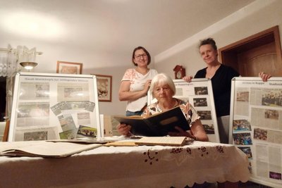 Kathrin Schultz, Marion Donnerhak und Madlen Schneider haben eine Ausstellung mit Fotografien und Schriftstücken kuratiert.